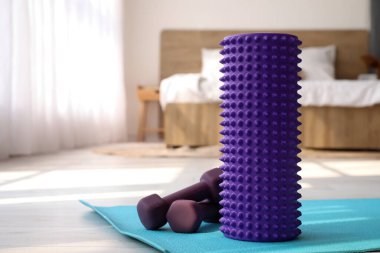 Salon paspasında köpük ve halterler var.