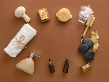 Renkli arka planda farklı banyo aksesuarlarından yapılmış çerçeve