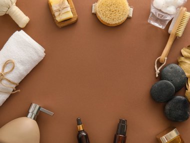 Renkli arka planda farklı banyo aksesuarlarından yapılmış çerçeve