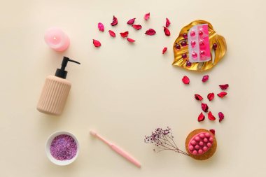 Banyo malzemelerinden, taç yapraklarından ve yanan mumlardan yapılmış çerçeve