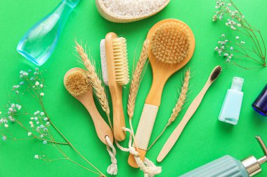 Banyo malzemeleri, çiçekler ve yeşil arka planda dikenler.