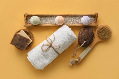 Renk arkaplanında farklı banyo malzemeleri