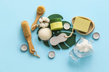 Banyo malzemeleri ve renkli arkaplanlı mumlarla kompozisyon