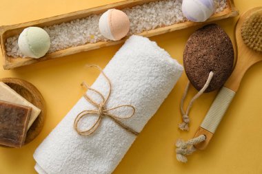 Renkli arka planda farklı banyo malzemeleri, yakın plan