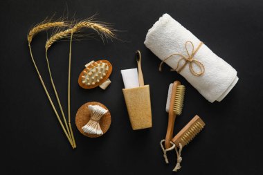 Farklı banyo malzemeleri ve koyu arkaplanda çiviler olan kompozisyon.