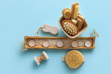 Farklı banyo malzemelerine sahip kompozisyon ve renkli arka planda yanan mumlar