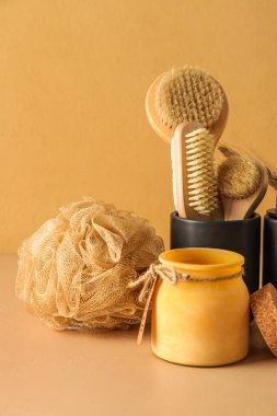 Banyo malzemeleri, farklı masaj fırçaları, renkli arka plan, yakın plan.