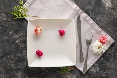 Kasımpatı çiçeği ve koyu arkaplanda güller ile basit masa ayarları