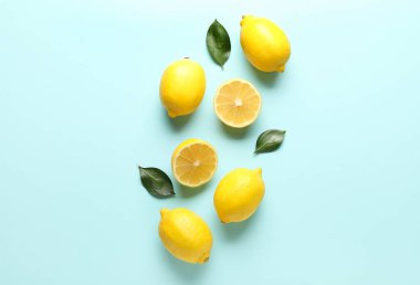 Renkli arkaplanda limonlu ve yapraklı kompozisyon