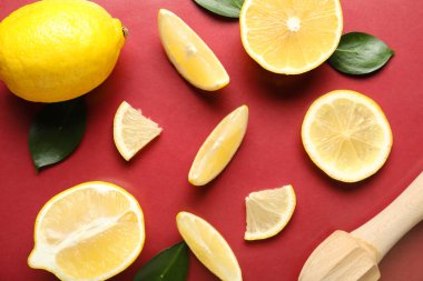 Renkli arkaplanda taze limonlu kompozisyon