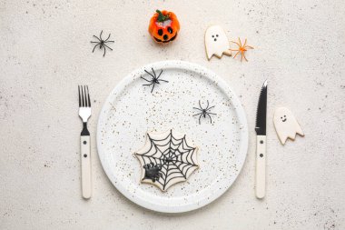 Işık arkaplanında Cadılar Bayramı dekorlu masa ayarı