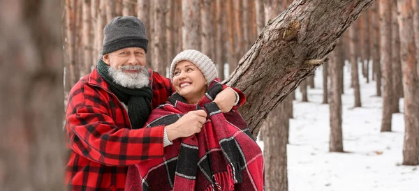 Feliz Pareja Madura Bosque Día Invierno — Foto de Stock