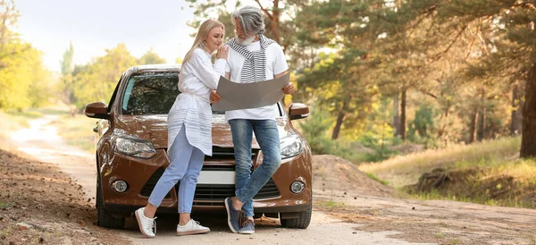 Happy Mature Couple Road Map Car Outdoors — Stock Photo, Image