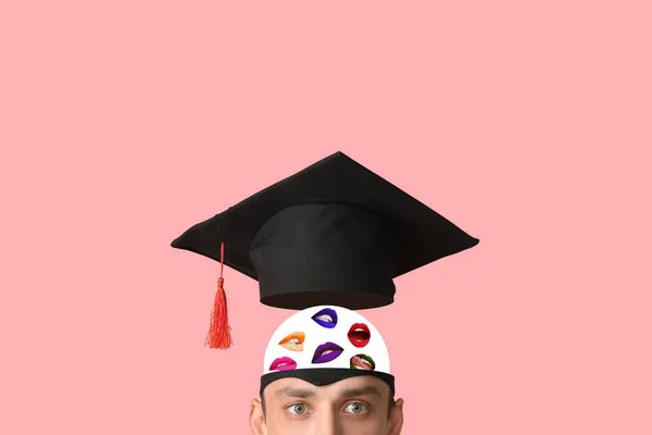 若いです男のコラージュとともに女性の唇と卒業帽子上のピンクの背景 — ストック写真