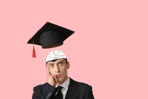 スマート男とともに卒業帽子上のピンクの背景 — ストック写真