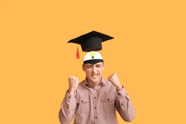 Uomo Intelligente Con Cappello Laurea Sfondo Arancione — Foto Stock