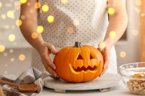 Woman Carved Pumpkin Halloween Table — Stock Photo, Image