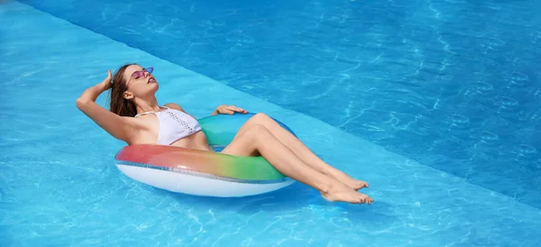 Pretty Young Woman Inflatable Ring Swimming Pool — Stock Photo, Image