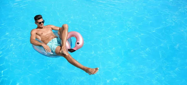 Jovem Bonito Com Anel Inflável Piscina — Fotografia de Stock