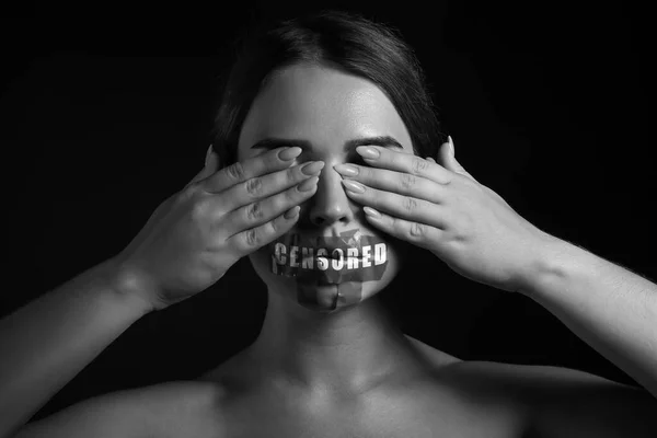 Ασπρόμαυρο Πορτραίτο Γυναίκας Κολλημένο Στόμα Που Καλύπτει Μάτια Της Χέρια — Φωτογραφία Αρχείου