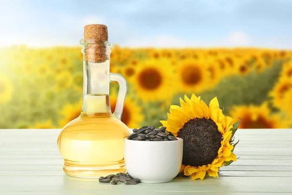 Ölkrug Und Schale Mit Samen Auf Dem Tisch Sonnenblumenfeld — Stockfoto