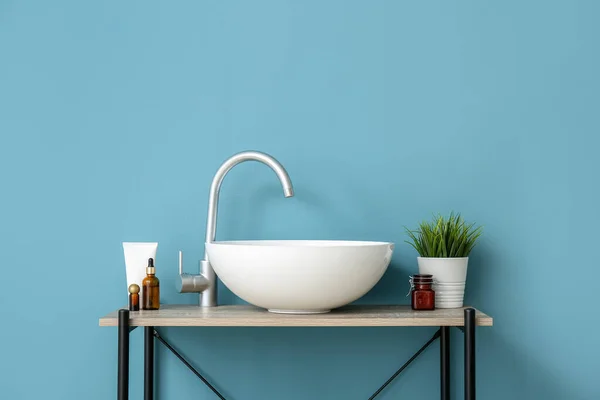 Moderne Waschbecken Zimmerpflanzen Und Badeaccessoires Der Nähe Der Blauen Wand — Stockfoto