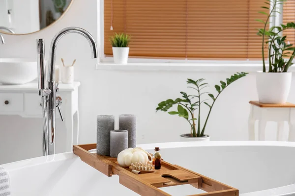 Houten Plank Met Kaarsen Loofah Massageborstel Badkamer — Stockfoto