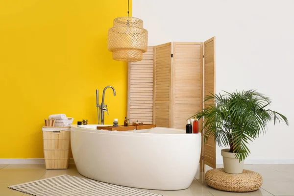 Interior Baño Moderno Con Pantalla Plegable Planta Interior —  Fotos de Stock