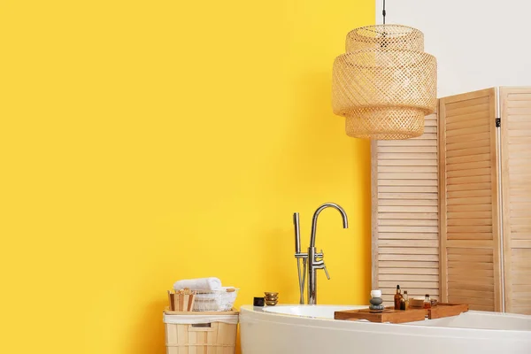 Stylowa Wanna Składany Ekran Lampa Kosz Ręcznikami Pobliżu Ściany Kolor — Zdjęcie stockowe