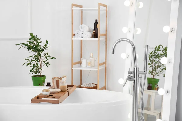 Elegante Bañera Estantería Planta Interior Espejo Cerca Pared Blanca —  Fotos de Stock