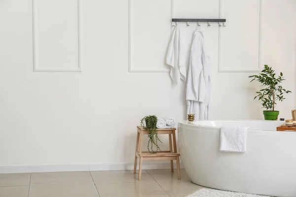 Stylish Bathtub Towels Houseplants White Wall — Stock Photo, Image