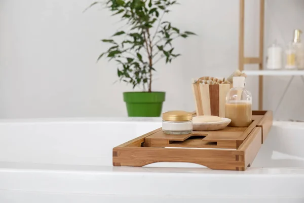 Plateau Bois Avec Accessoires Sur Baignoire — Photo