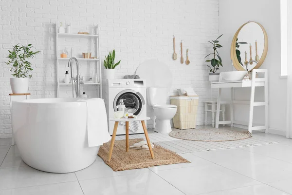 Stilvolles Interieur Des Zimmers Mit Badewanne Und Waschmaschine Der Nähe — Stockfoto