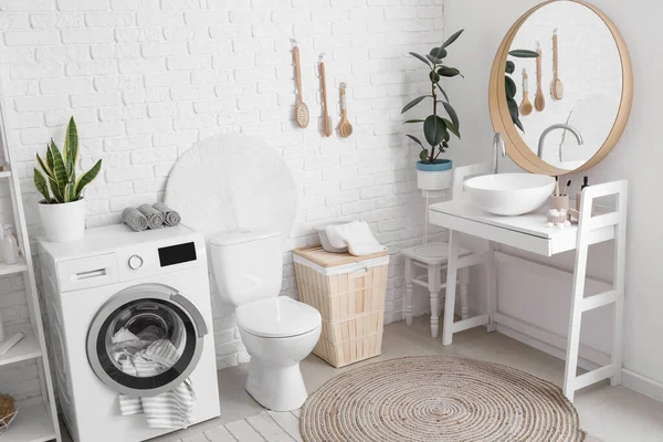 Interiör Badrum Med Modern Tvättmaskin Toalett Skål Och Handfat Nära — Stockfoto