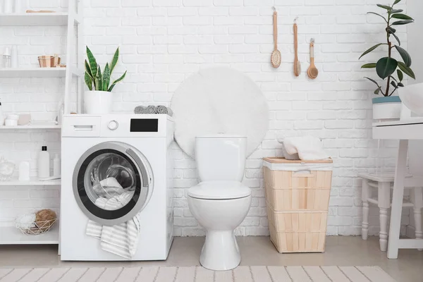 Interior Kamar Mandi Dengan Mesin Cuci Modern Toilet Mangkuk Dan — Stok Foto