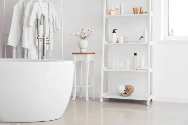 Moderna Bañera Estantería Con Productos Cosméticos Cerca Pared Blanca —  Fotos de Stock