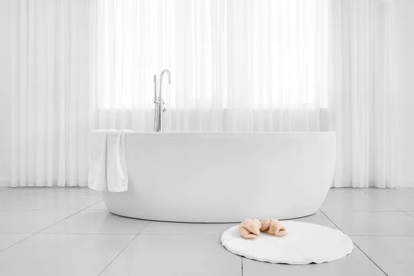 Modern Bathtub Slippers Rug Light Bathroom — Stock Photo, Image