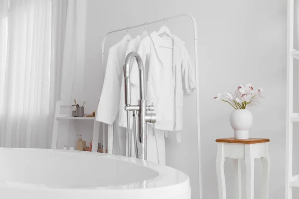 Moderne Badewanne Und Regal Mit Bademänteln Der Nähe Der Weißen — Stockfoto