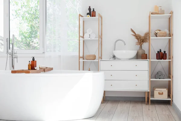 Elegante Interior Baño Con Bañera Moderna Estantes Con Accesorios Baño —  Fotos de Stock