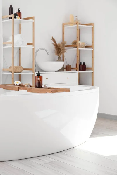 浴室内部装有浴室配件的现代化浴缸和货架单元 — 图库照片