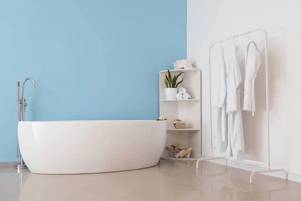 Bañera Estantería Con Accesorios Estante Con Albornoces Cerca Pared Color —  Fotos de Stock