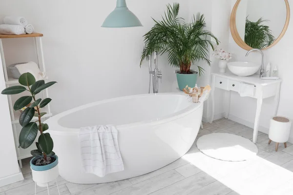 Elegante Interior Baño Con Lavabo Moderno Bañera Plantas Interior —  Fotos de Stock