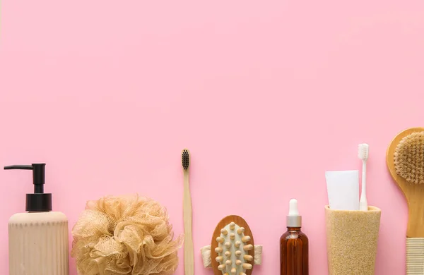 Set Artículos Baño Cosméticos Sobre Fondo Rosa —  Fotos de Stock