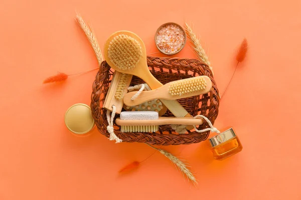 Masaj Fırçaları Renk Arkaplanlı Kozmetik Sepetleri — Stok fotoğraf
