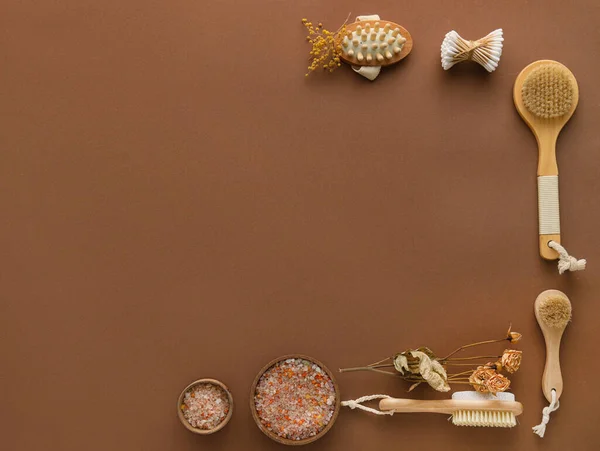 Zestaw Różnych Materiałów Kąpieli Szczotkami Masażu Kolorowym Tle — Zdjęcie stockowe