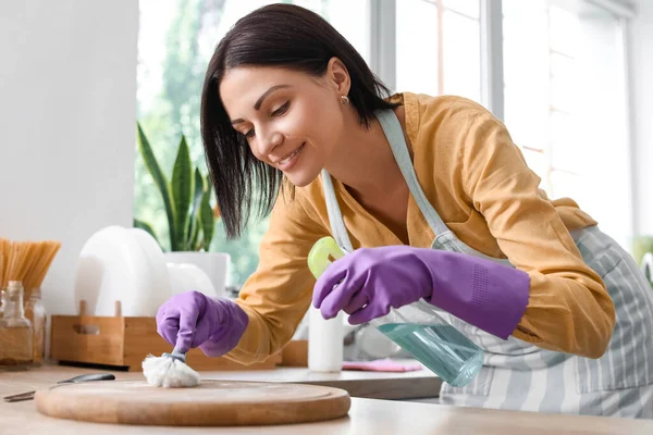 Młoda Kobieta Sprzątanie Deska Pędzlem Kuchni — Zdjęcie stockowe