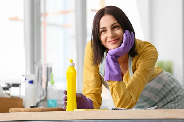 Jeune Femme Avec Bouteille Détergent Dans Cuisine — Photo