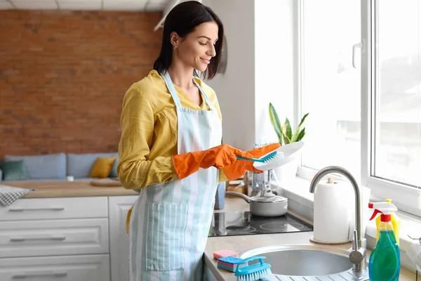 Young Woman Cleaning Plate Brush Kitchen — Stockfoto