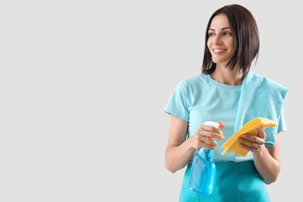 Schöne Frau Mit Sprühflasche Waschmittel Und Lappen Auf Hellem Hintergrund — Stockfoto