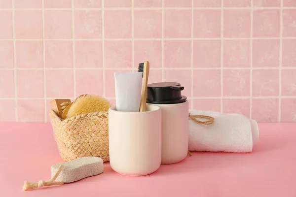 Fürdő Tartozékok Asztalon Közelében Rózsaszín Csempe Fal — Stock Fotó